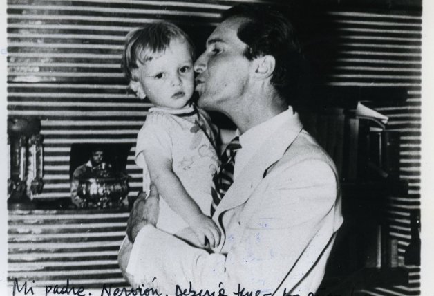 El cantante, de pequeño, en brazos de su padre.