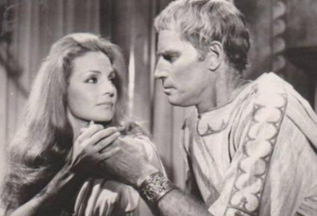 Carmen junto a Charlton Heston.