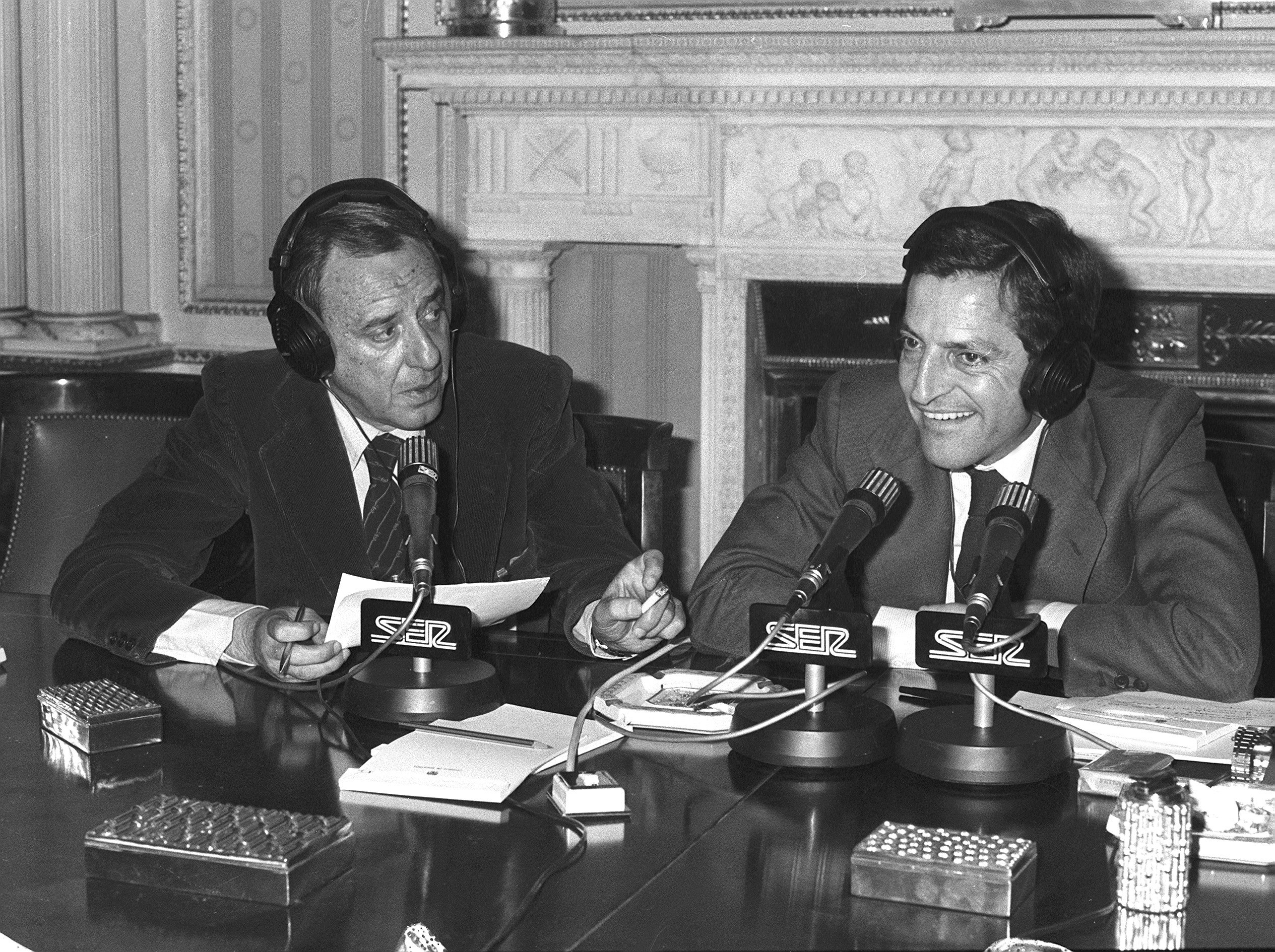 Como periodista de la cadena SER, entrevistando al entonces presidente del Gobierno, Adolfo Suárez