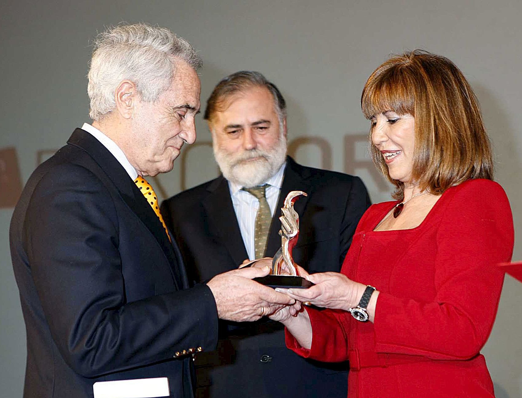 En el 2009, recibiendo un premio en Lugo por su carrera periodística