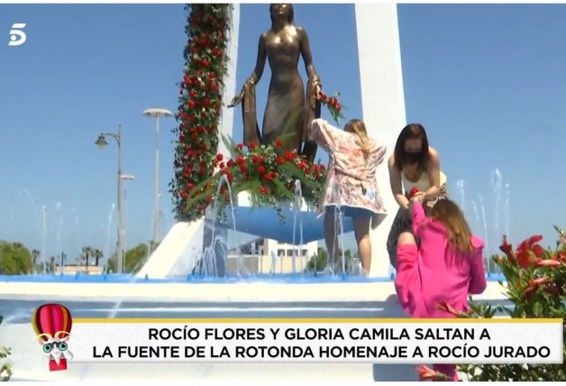 Gloria Camila y Rocío Flores, en la fuente de Rocío Jurado.
