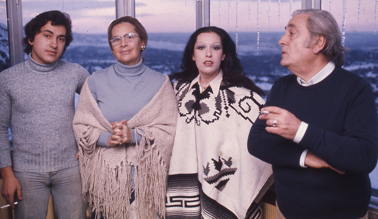 con sus padres y su hermano, Emilio, que sería su representante.