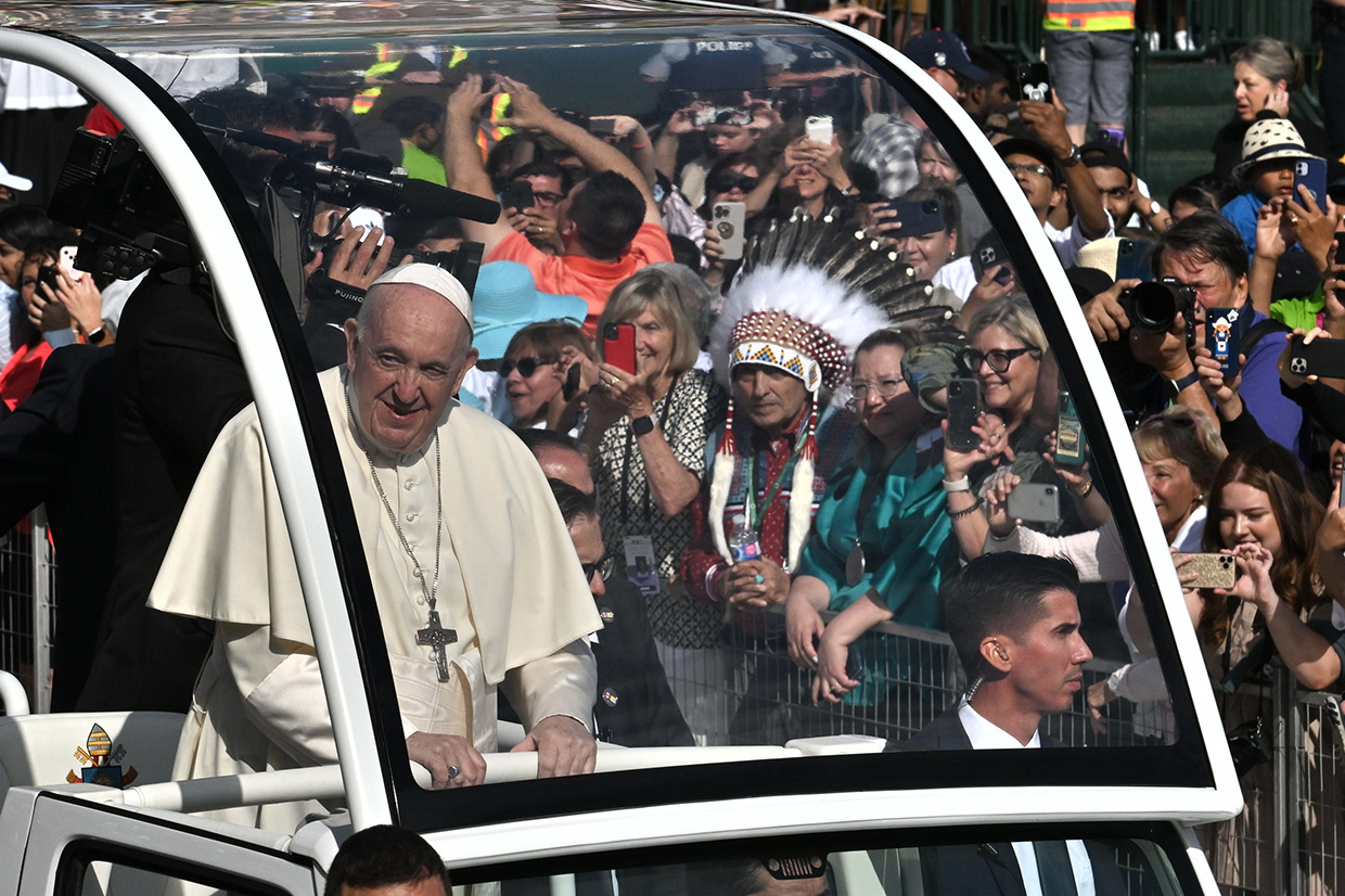 Papa Francisco con niños indigenas