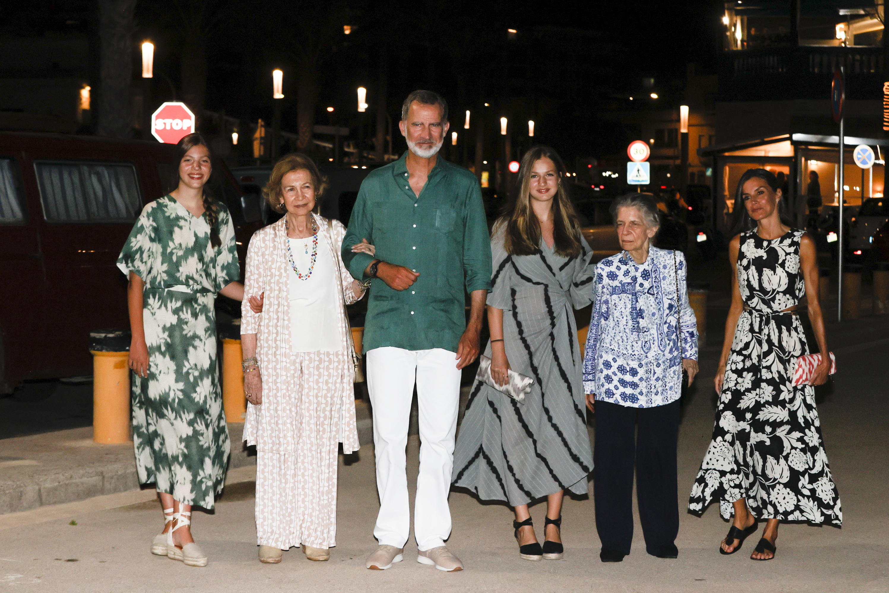 Los reyes Felipe y Letizia, la princesa Leonor, la infanta Sofía, la reina Sofía y su hermana, Irene de Grecia, a su salida de una cena celebrada este viernes en Palma de Mallorca.