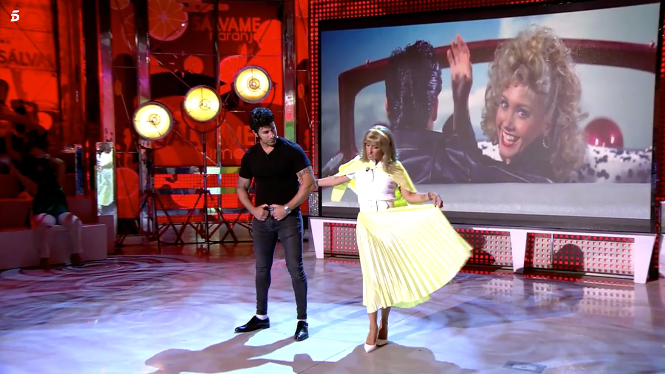 Adela González bailando como Rafa Mora en homenaje a Olivia Newton-John.