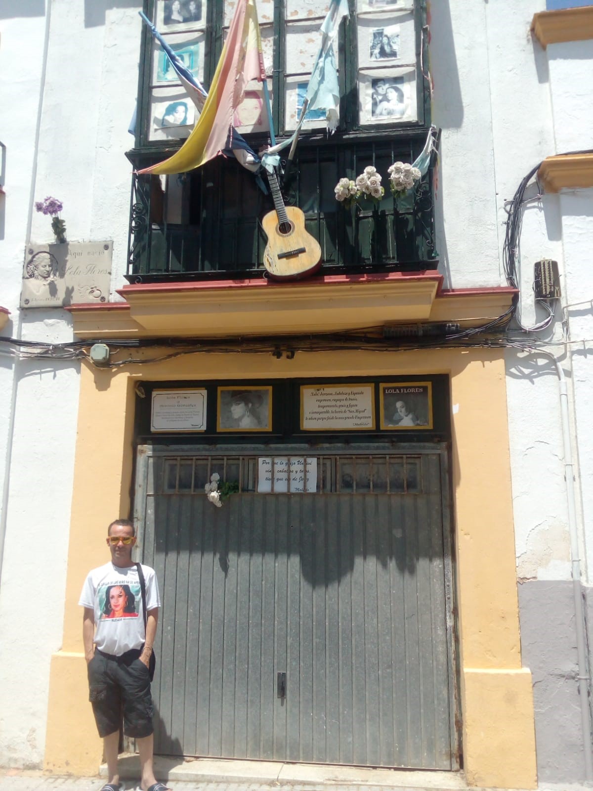 Gil posando ante la puerta de la casa en Jerez (Cádiz).