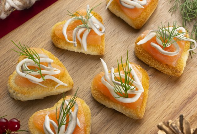 dill toast with salmon eels