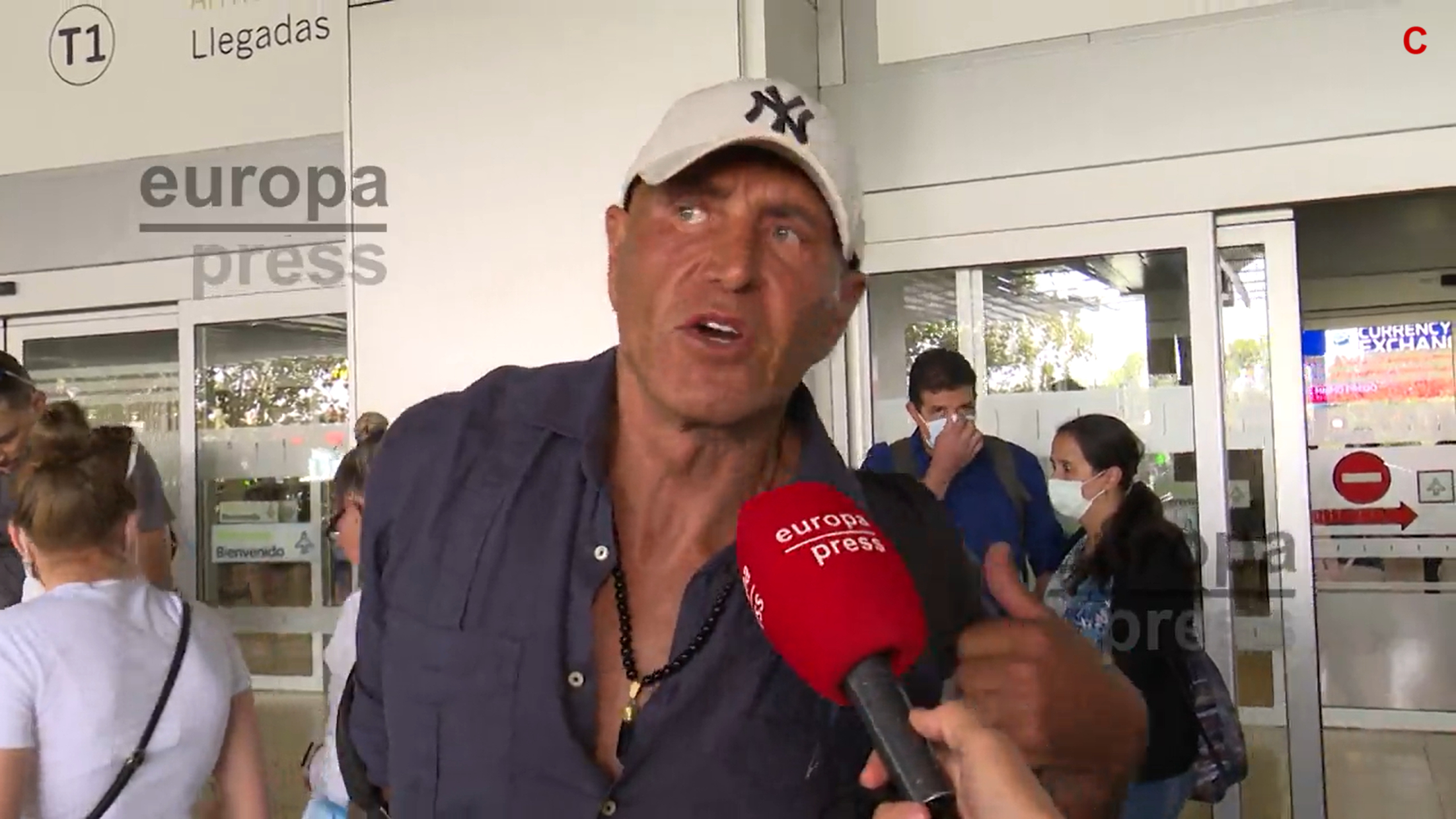Kiko Matamoros hablando con los reporteros en el aeropuerto (Foto: Europa Press)
