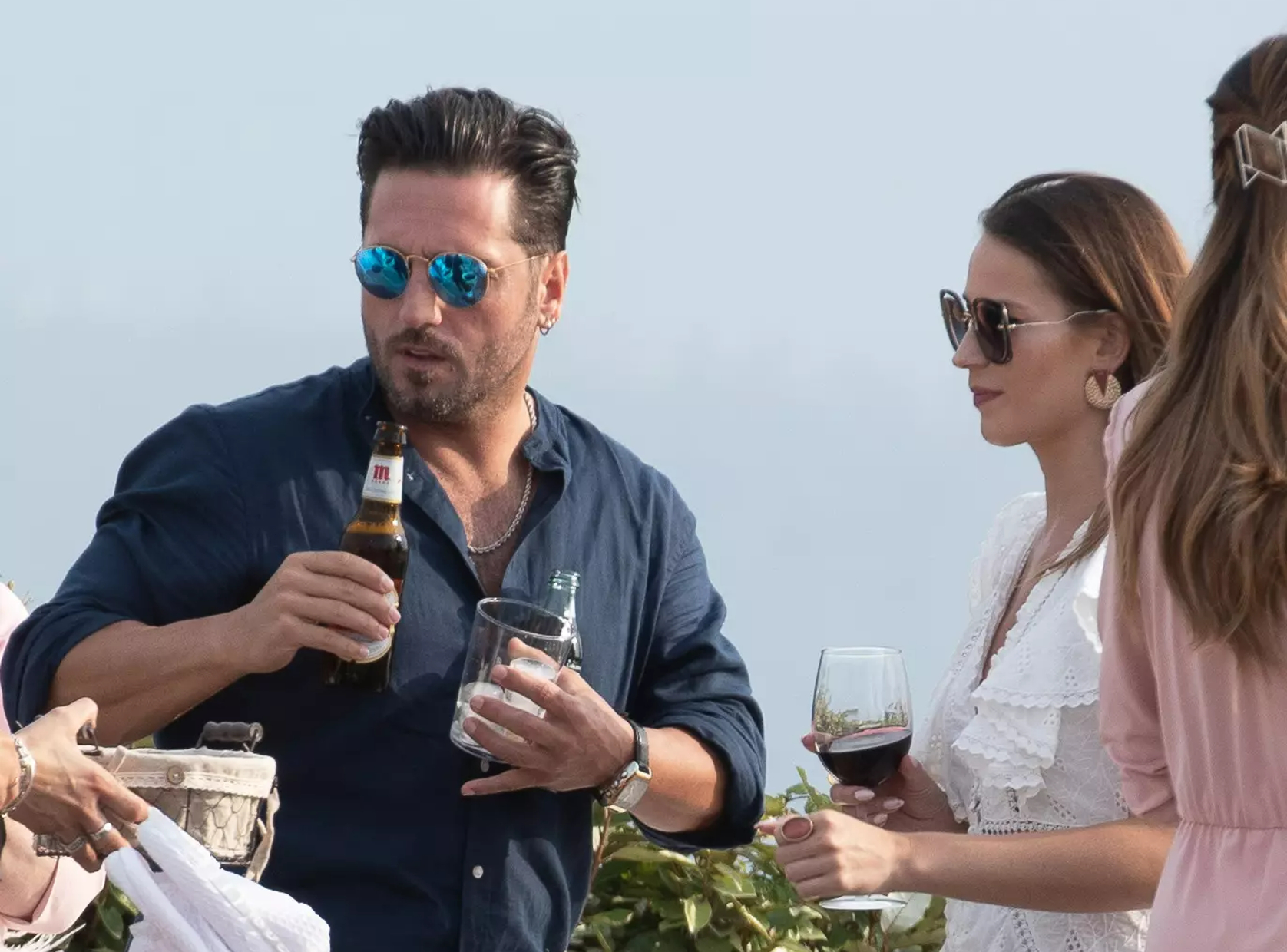 David Bustamante y Yana Olina en una comida familiar (Foto: Europa Press)