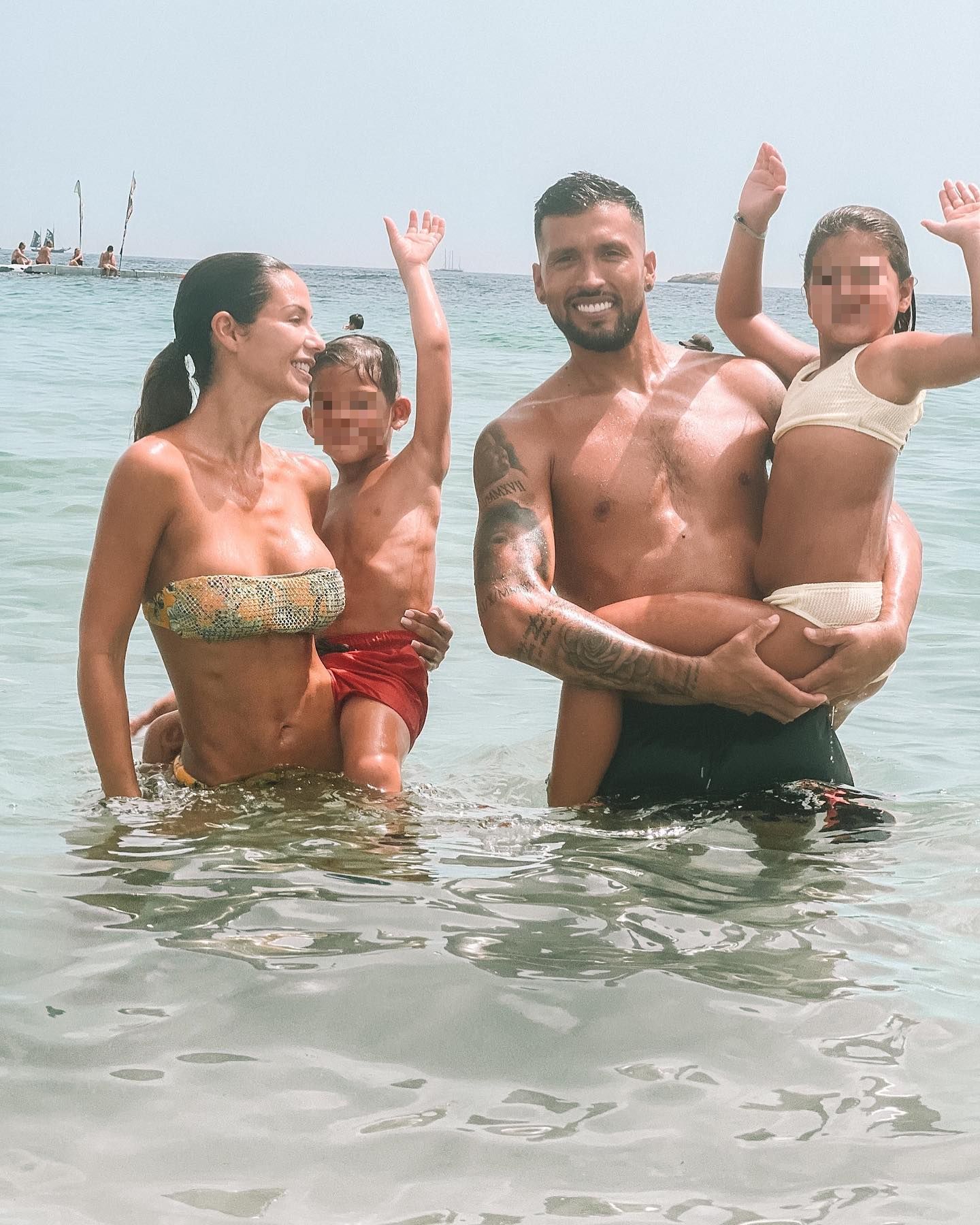 Tamara Gorro y Ezequiel posan con sus hijos en sus vacaciones (@tamara_gorro)