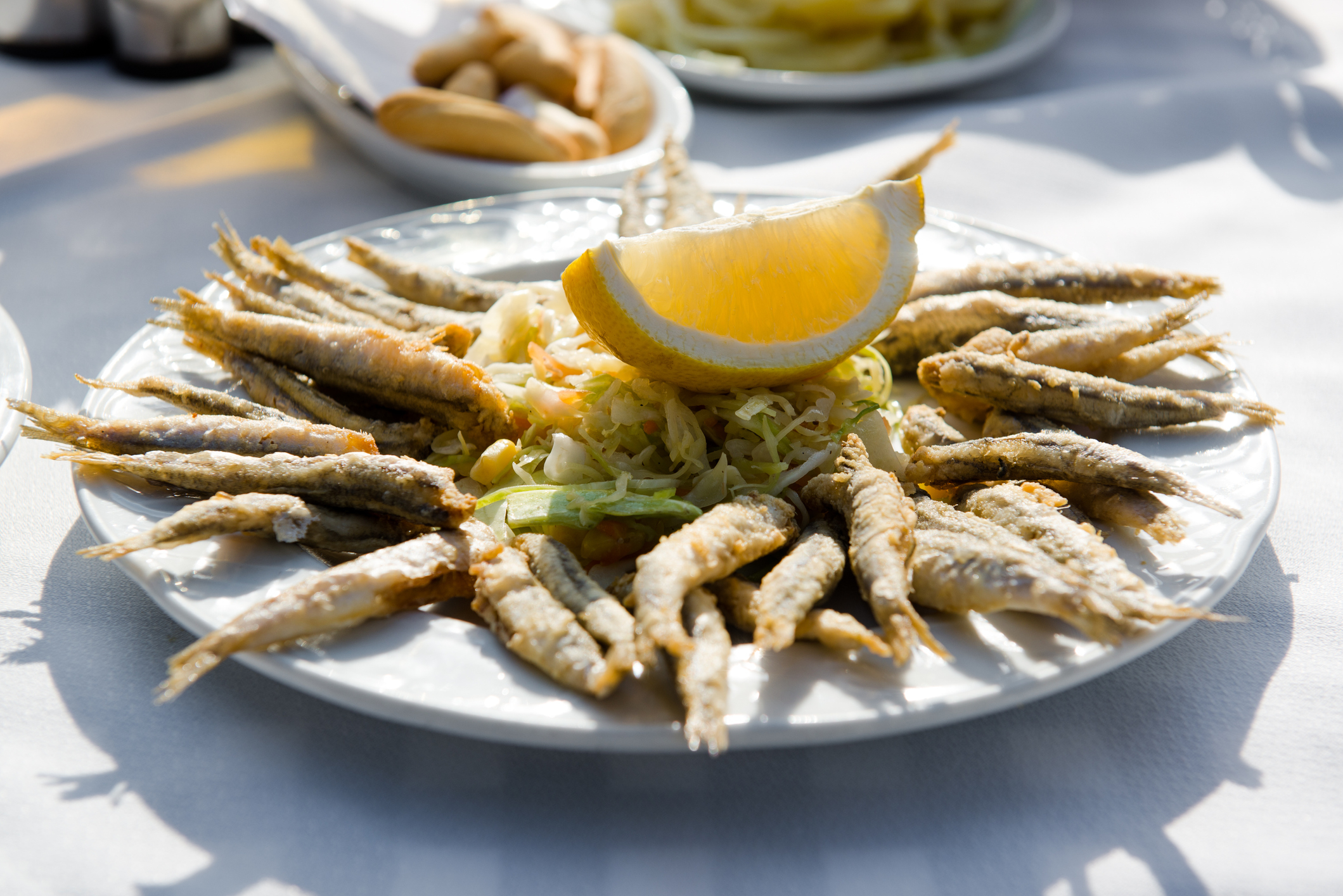 El pescado frito tan típico de los chiringuitos ayuda con el bronceado gracias a sus propiedades.