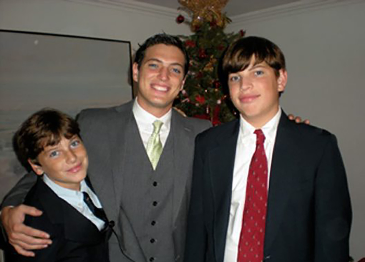 Carlos tiene tres hijos varones, Carlos Javier, Christian y Santiago. Los tres son muy bien parecidos y tan atractivos como su progenitor.