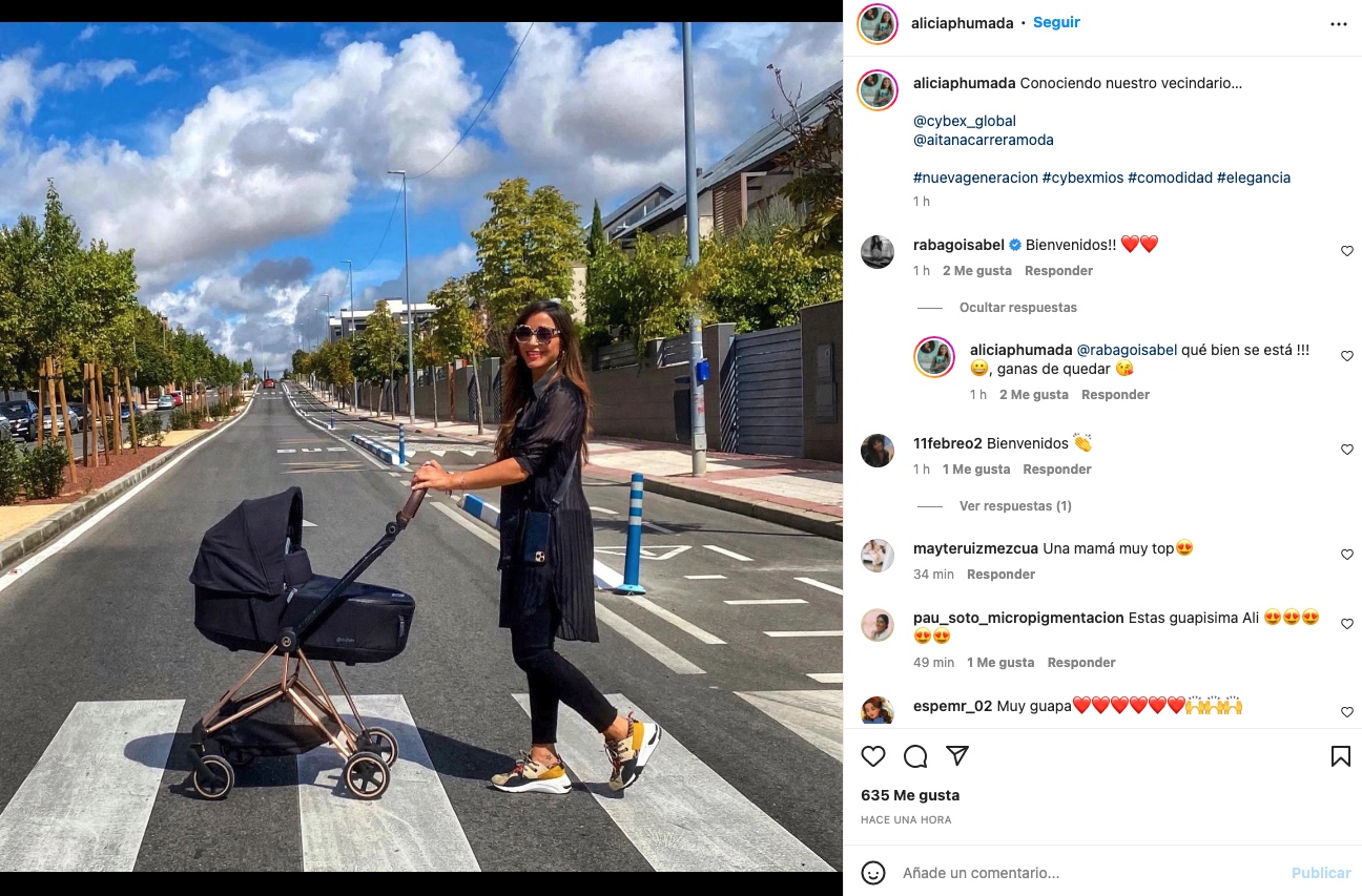 Alicia Peña paseando a su bebé Marlo por su nuevo vecindario en Madrid
