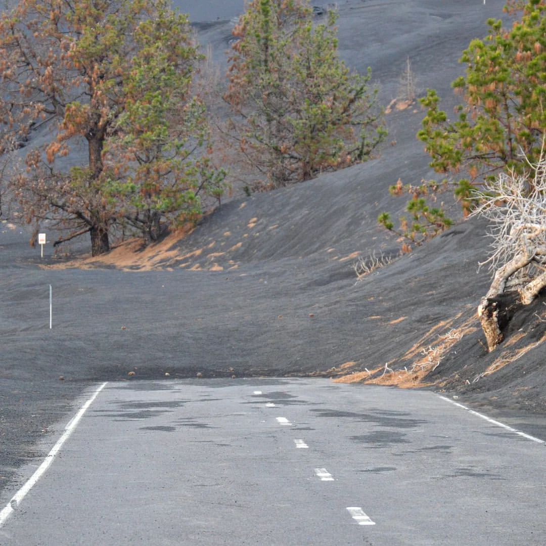 Carretera de La Palma sepultada en cenizas.