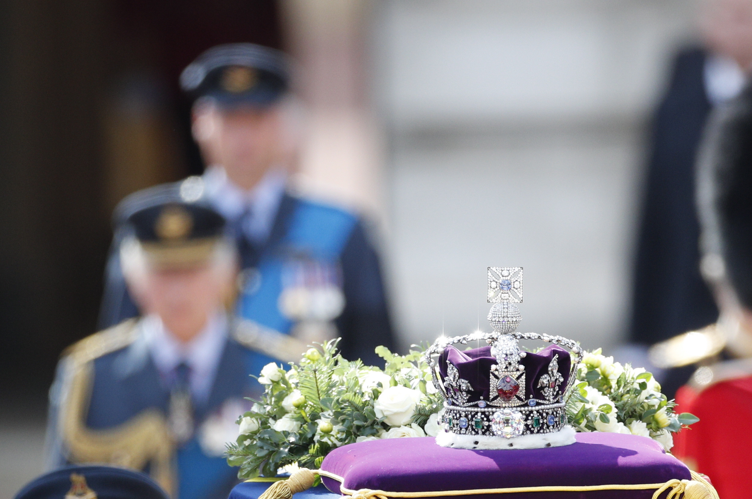 The Imperial State Crown, sobre el ataud que contenía el cuerpo de la fallecida Reina Isabel II.