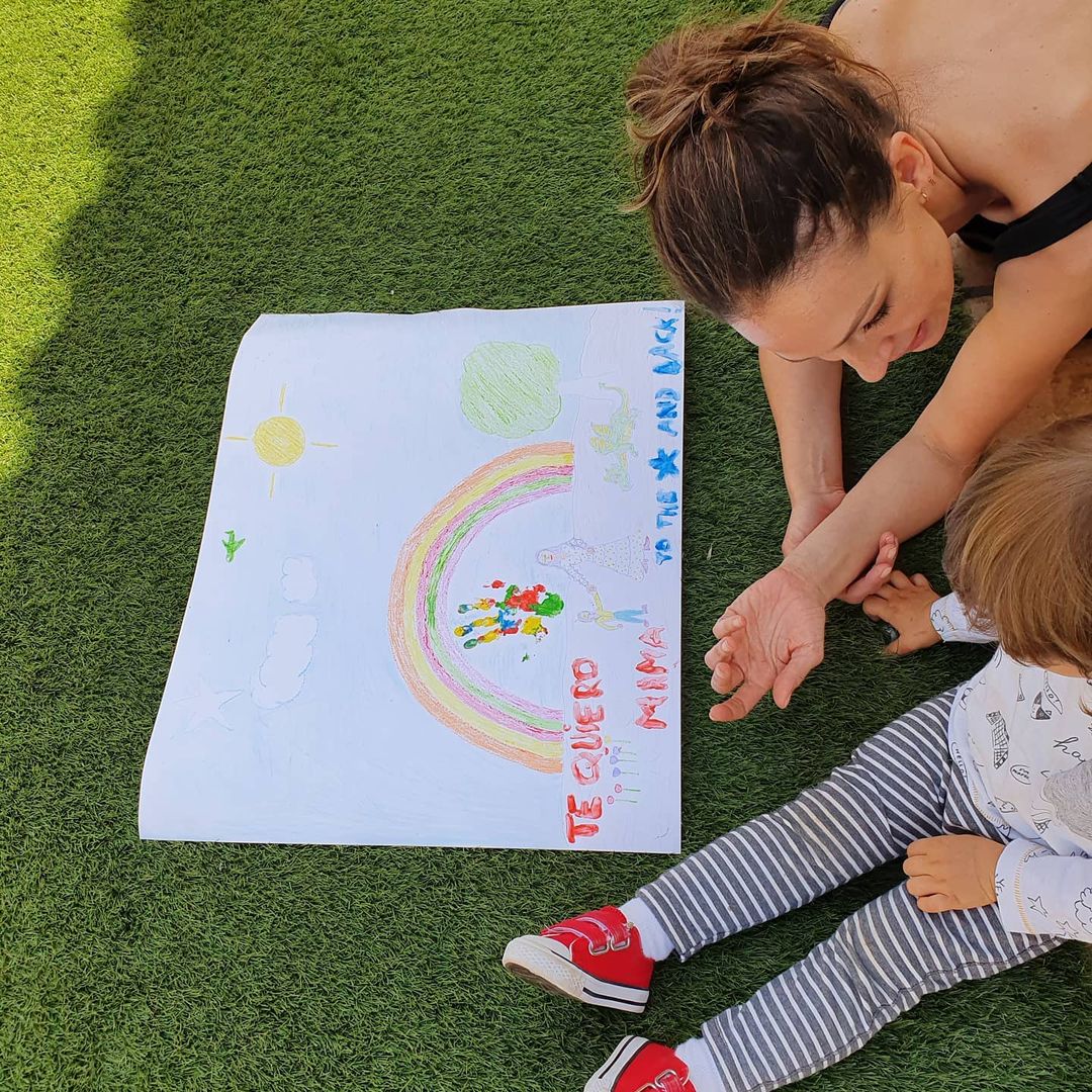 Eva y su hijo se divierten pintando.