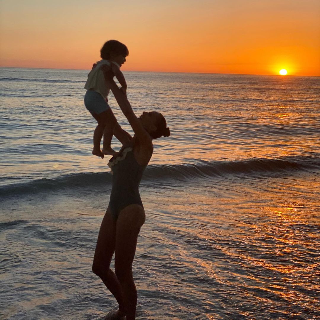 Eva y su hijo viendo el atardecer.