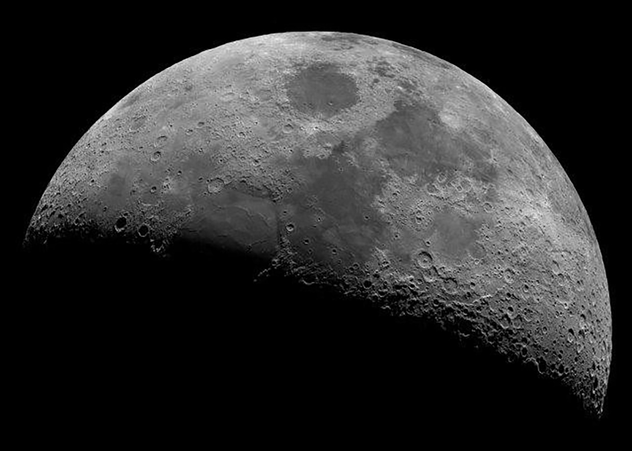 La luna en su fase creciente. Una fase en la que se pueden admirar hasta sus montañas y mares.