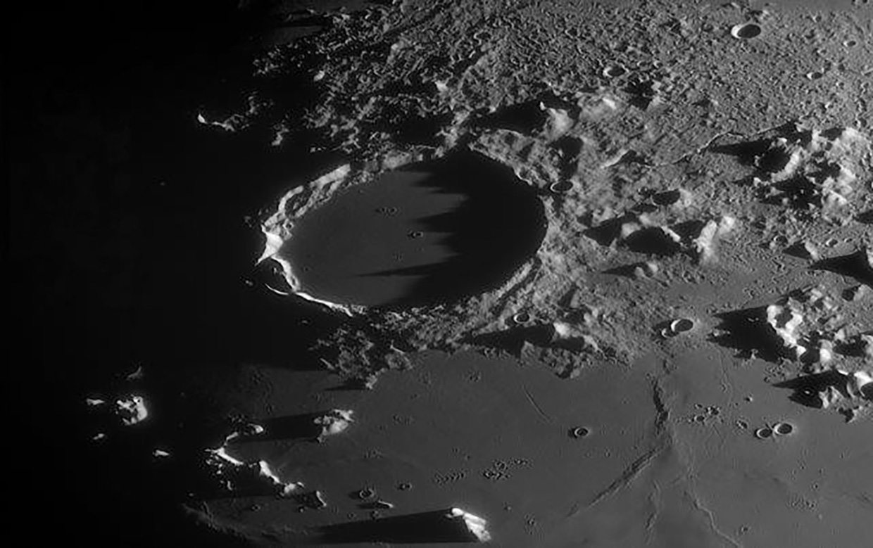 El crater lunar Platón se caracteriza por su gigante tamaño, visible con cualquier telescopio.