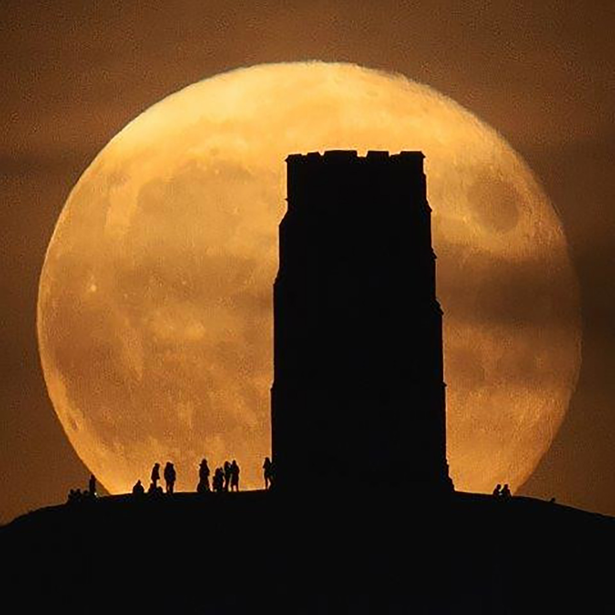 Impresionante equinocio tras la torre de Glastonbury, Reino Unido.