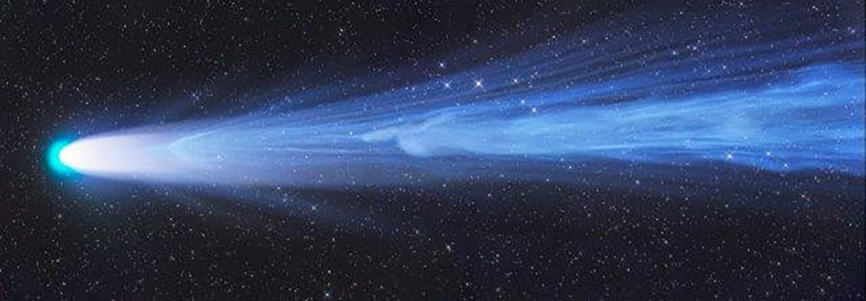 El cometa leonard. El 25 de diciembre del 2021 parte de la cola de este cometa fue arrastrada por el viento solar, es la imagen ganadora absoluta del certamen.