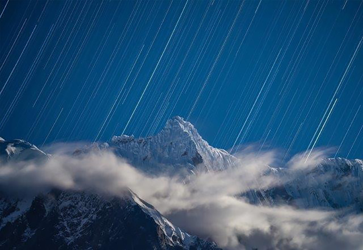 La triunfadora de la categoría paisajes del cielo nos deja ver el rastro de  las estrellas sobre esta montaña del Himalaya tibetano.