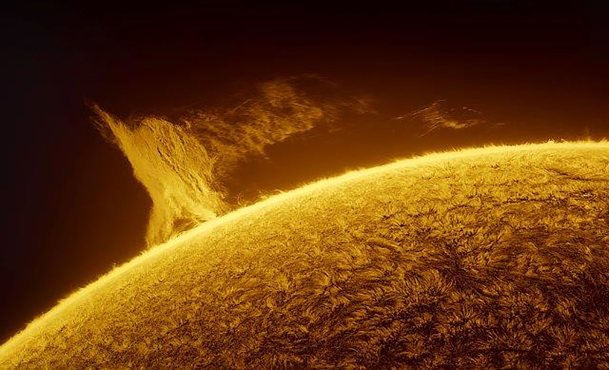 Esta gigantesca protuberancia apareció en el eje solar en febrero del 2022 y muchos fotógrafos se animaron a capturarla con instantáneas.