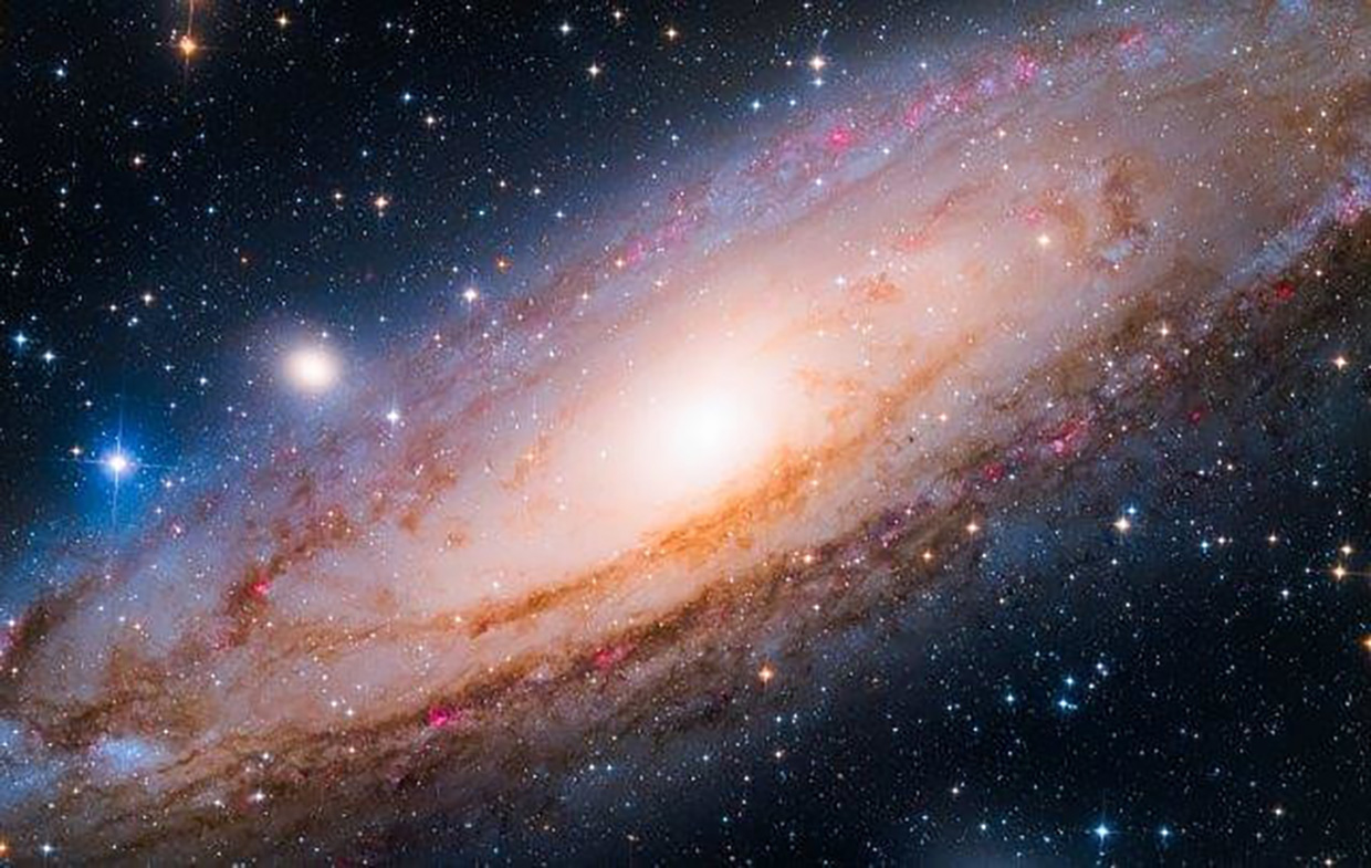 La GALAXIA DE ANDRÓMEDA. Está muy cerca de la Vía Láctea y es el objeto más distante que el ojo humano es capaz de ver.