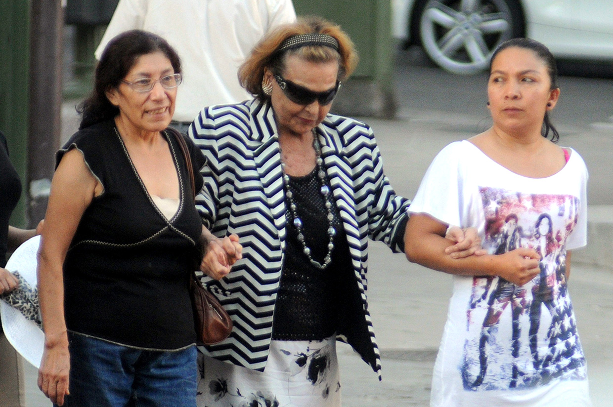 Carmen Sevilla paseando con sus cuidadoras