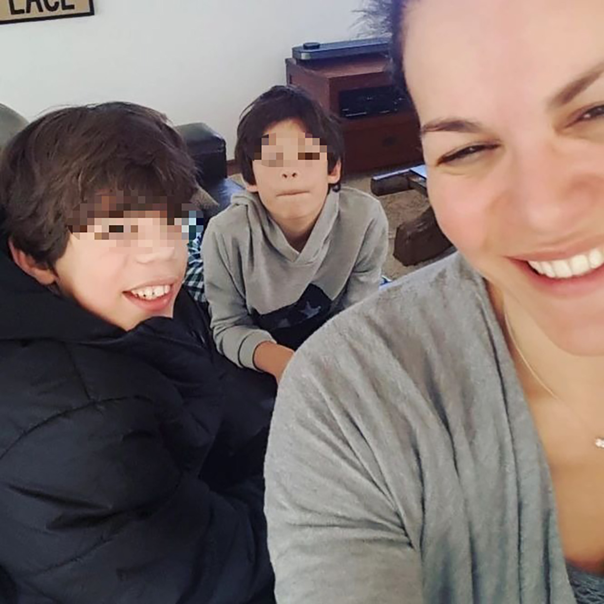 Fabiola Martinez con sus dos hijos