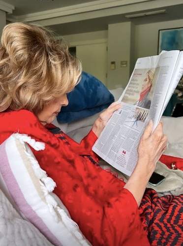 María Teresa Campos leyendo la primera entrevista de su nieta Alejandra Rubio en el ABC.