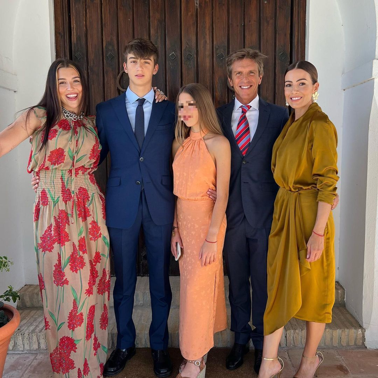 Manuel Díaz y Virginia Troconis posando con Alba Díaz, hija del diestro, y sus dos hijos en común, Manuel y Triana (@virtroconis)