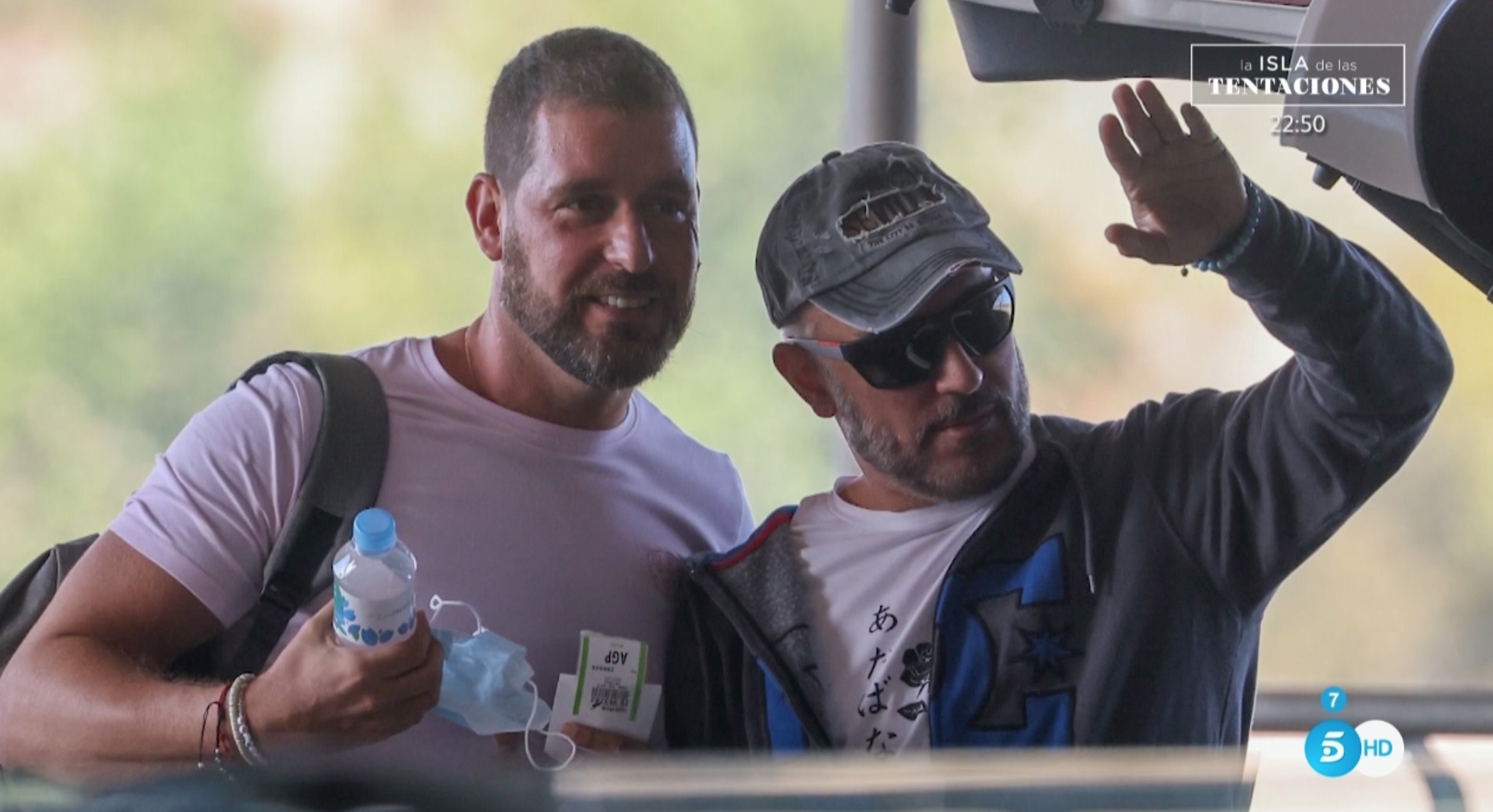 Fran Antón y Kiko Hernández, en el aeropuerto de Madrid