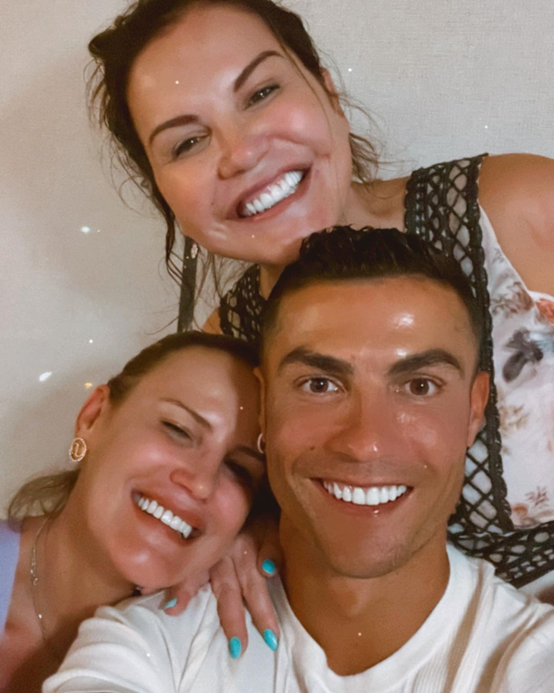 Cristiano Ronaldo junto a sus hermanas Elma y Katia.
