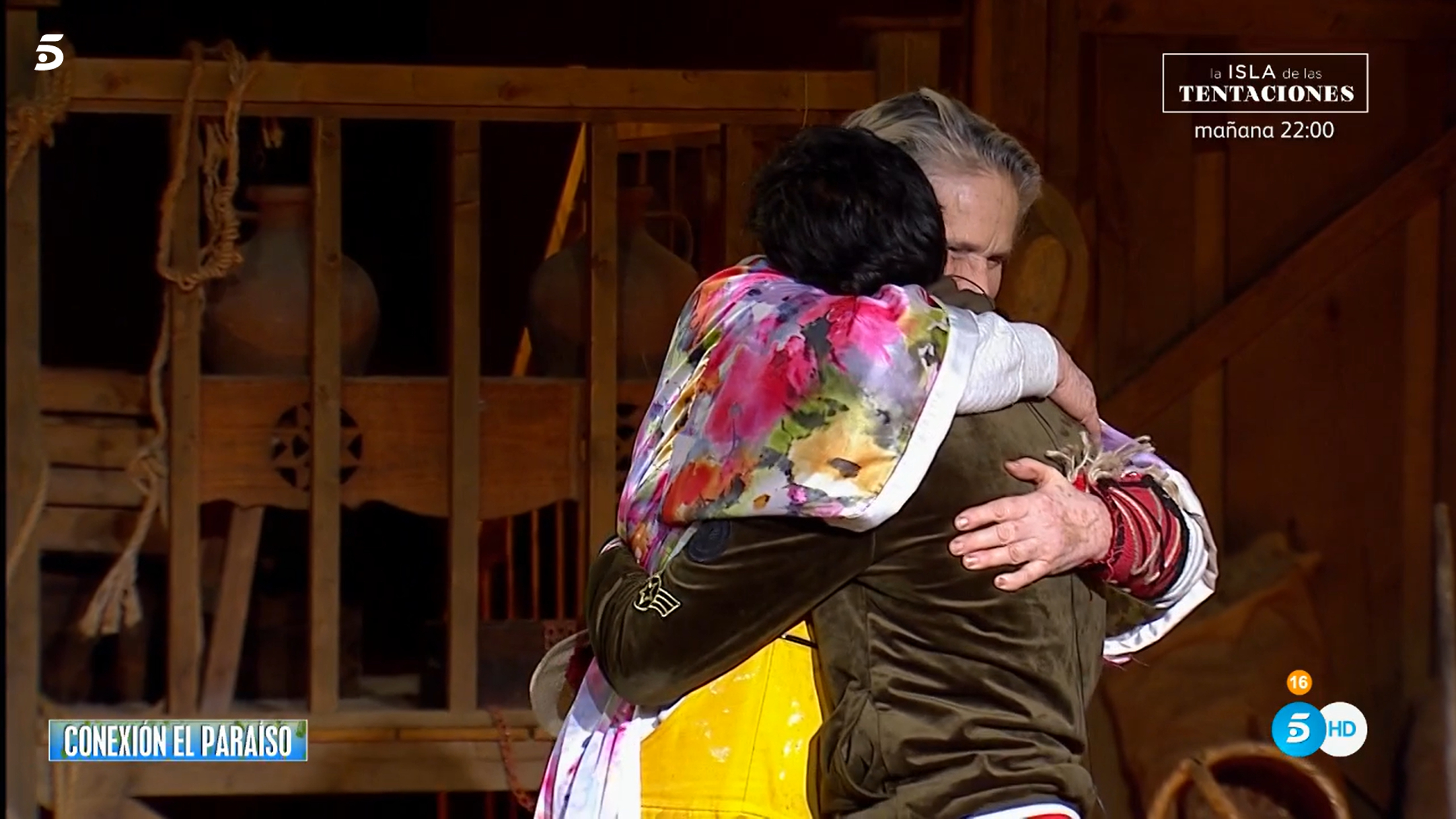 Lucía Dominguín y Víctor Janeiro se han fundido en un gran abrazo antes de irse.