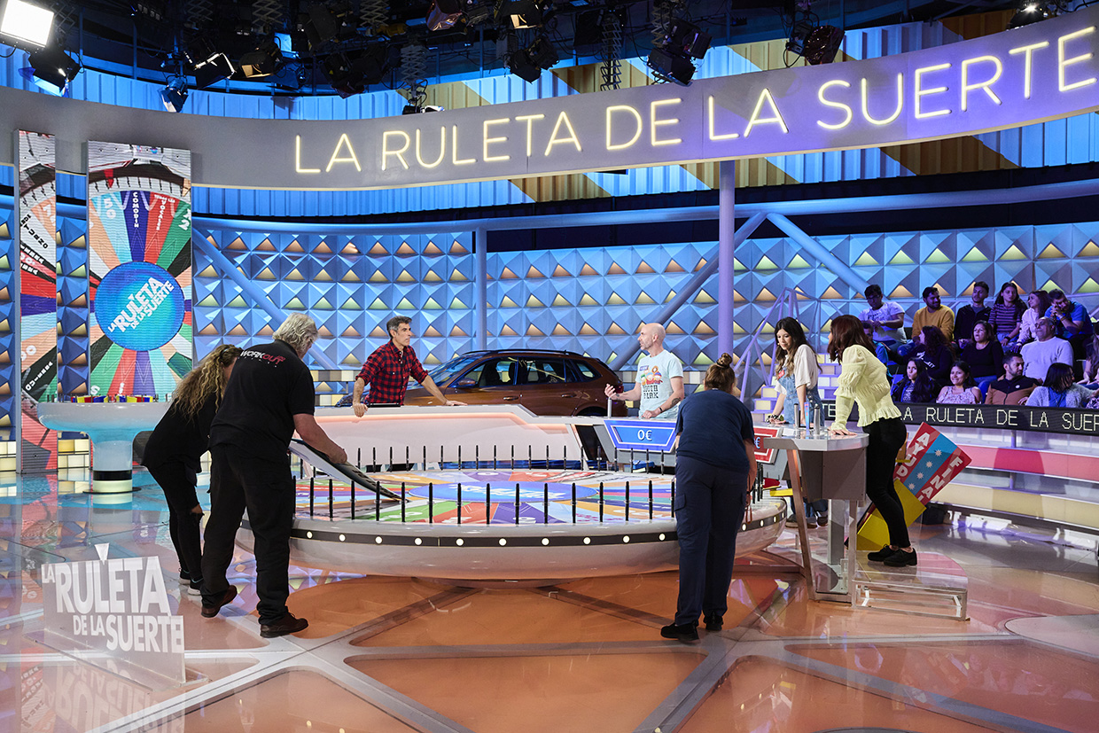 Descanso en el plató del rodaje de la ruleta de la suerte