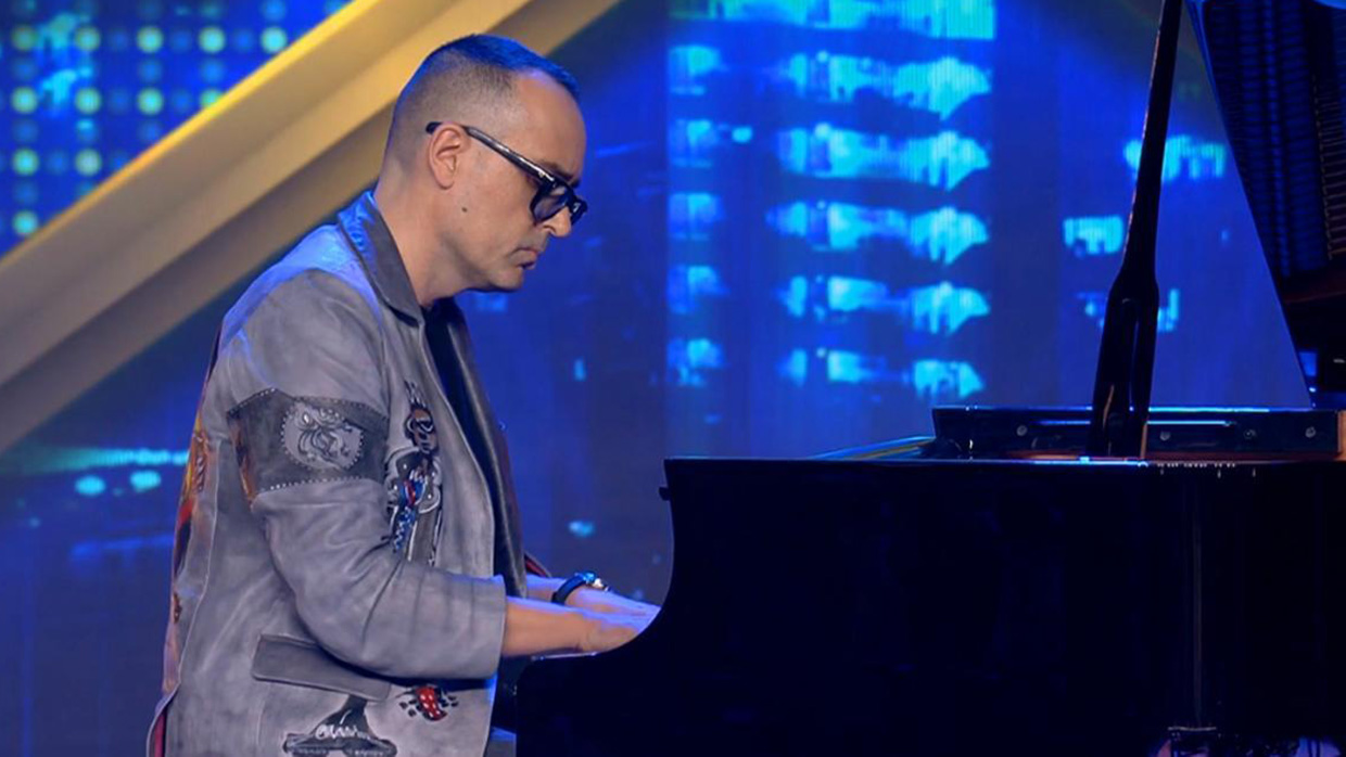 Risto Mejide tocando el piano en Got Talent