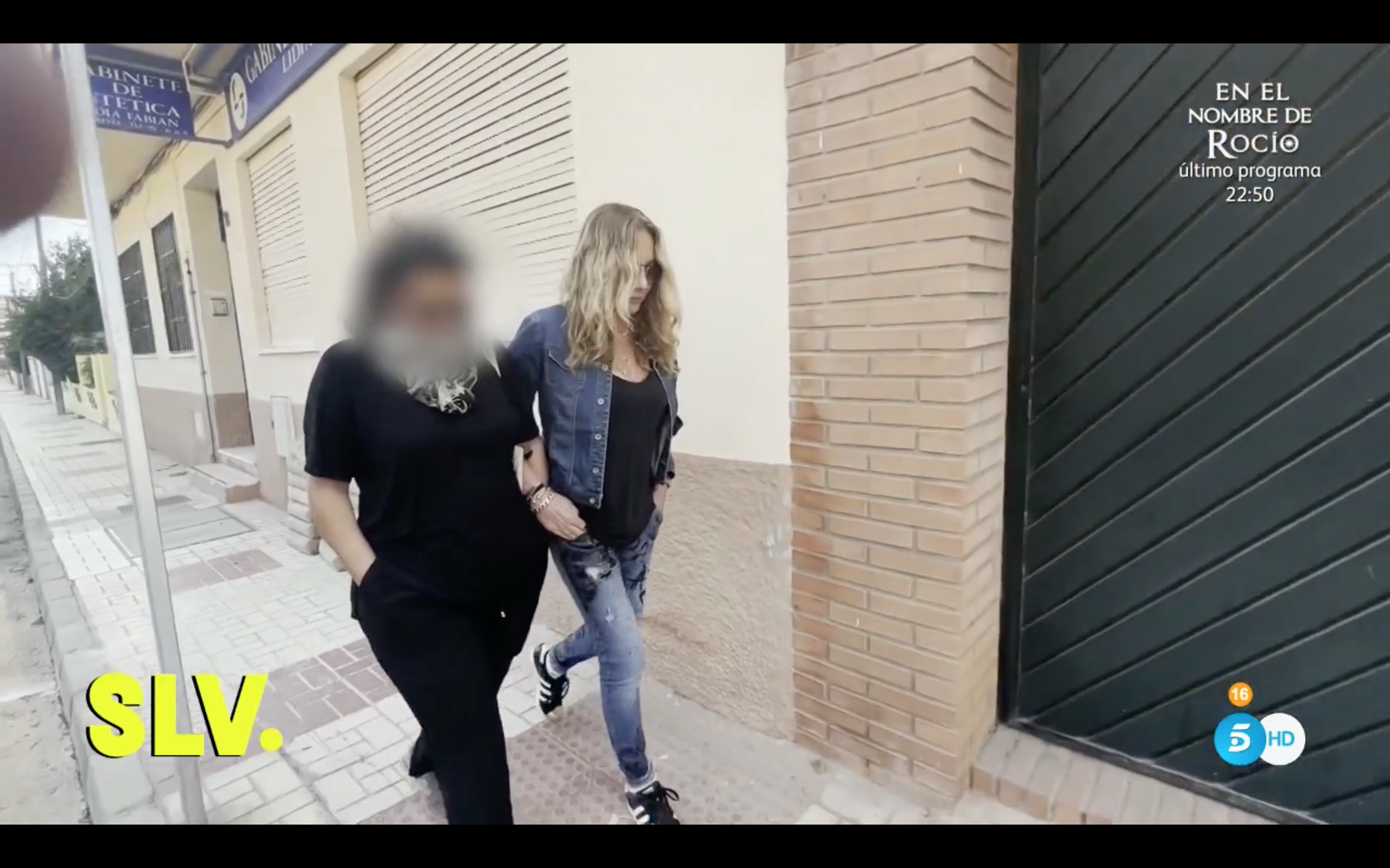 Belén Rodríguez, en Málaga con una amiga, captada por las cámaras de 'Sálvame Diario'