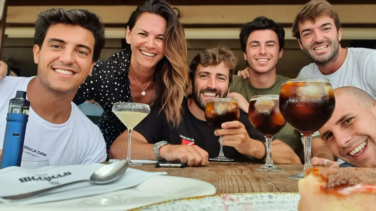 Fabiola Martínez tomando algo con unos amigos