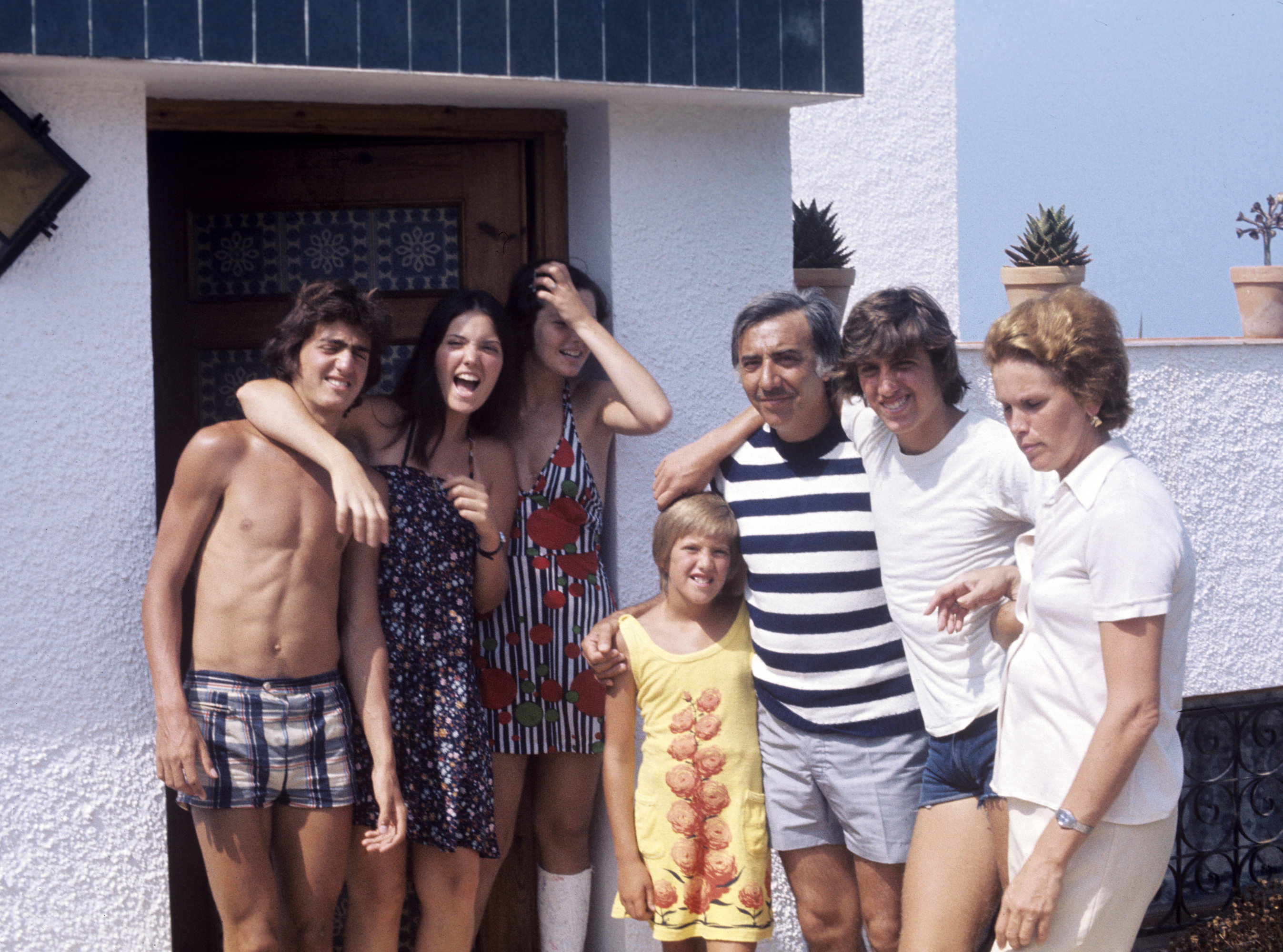 Vacaciones en familia en 1977: Emilio Aragón, más conocido como Miliki, de vacaciones con su familia, su sobrino Rody, sus hijas Rita, Pilar y Amparo, su hijo Milikito y su esposa Rita.