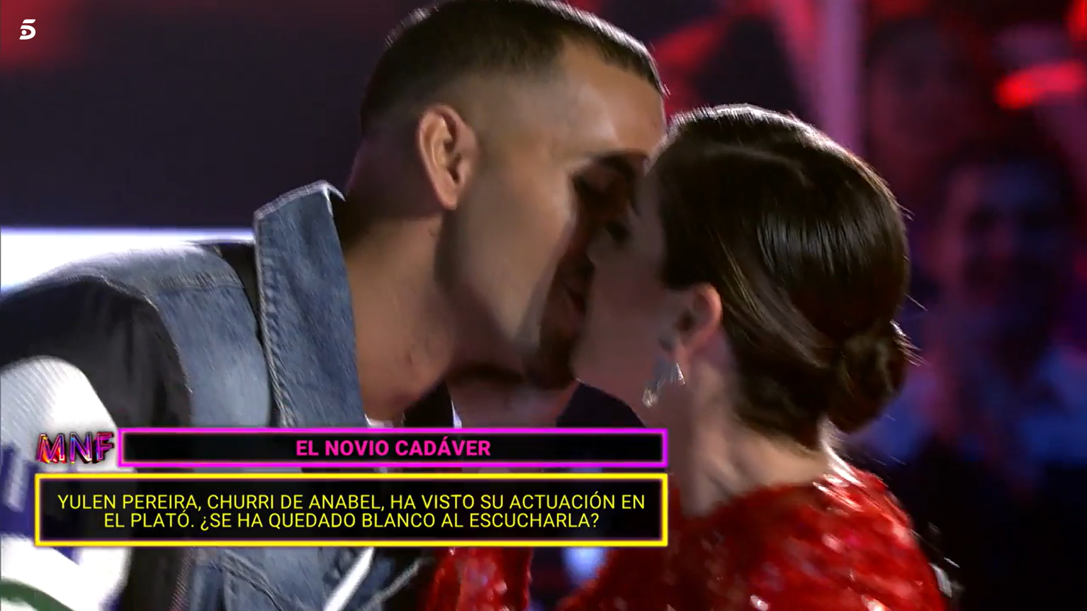 Anabel Pantoja y Yulen se han dado un beso tras la actuación.