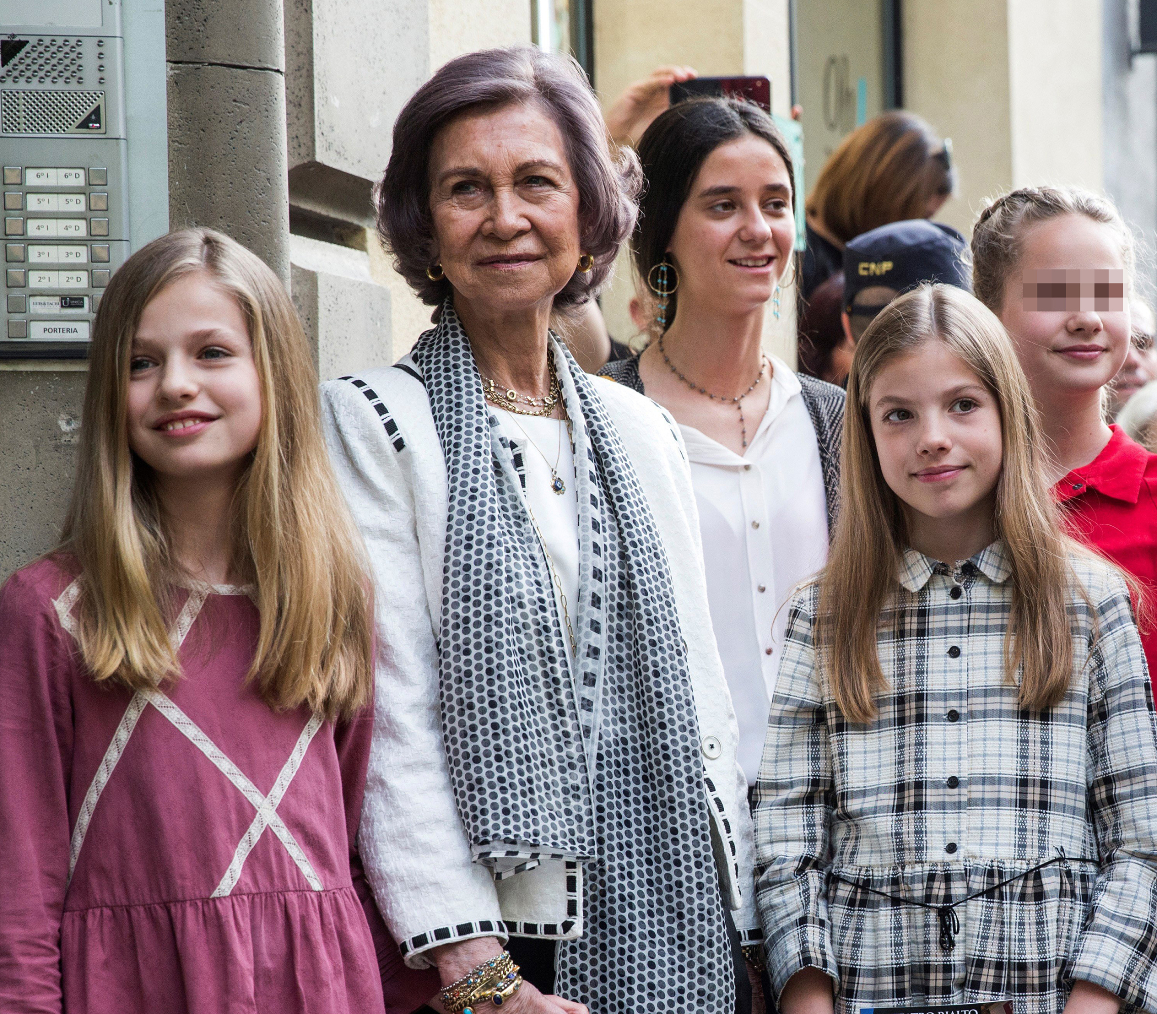 La Reina Letizia y la Reina Sofía, junto a la princesa de Asturias y la infanta Sofía, Victoria Federica, Irene Urdangarín y la madre de la reina, Paloma Rocasolano