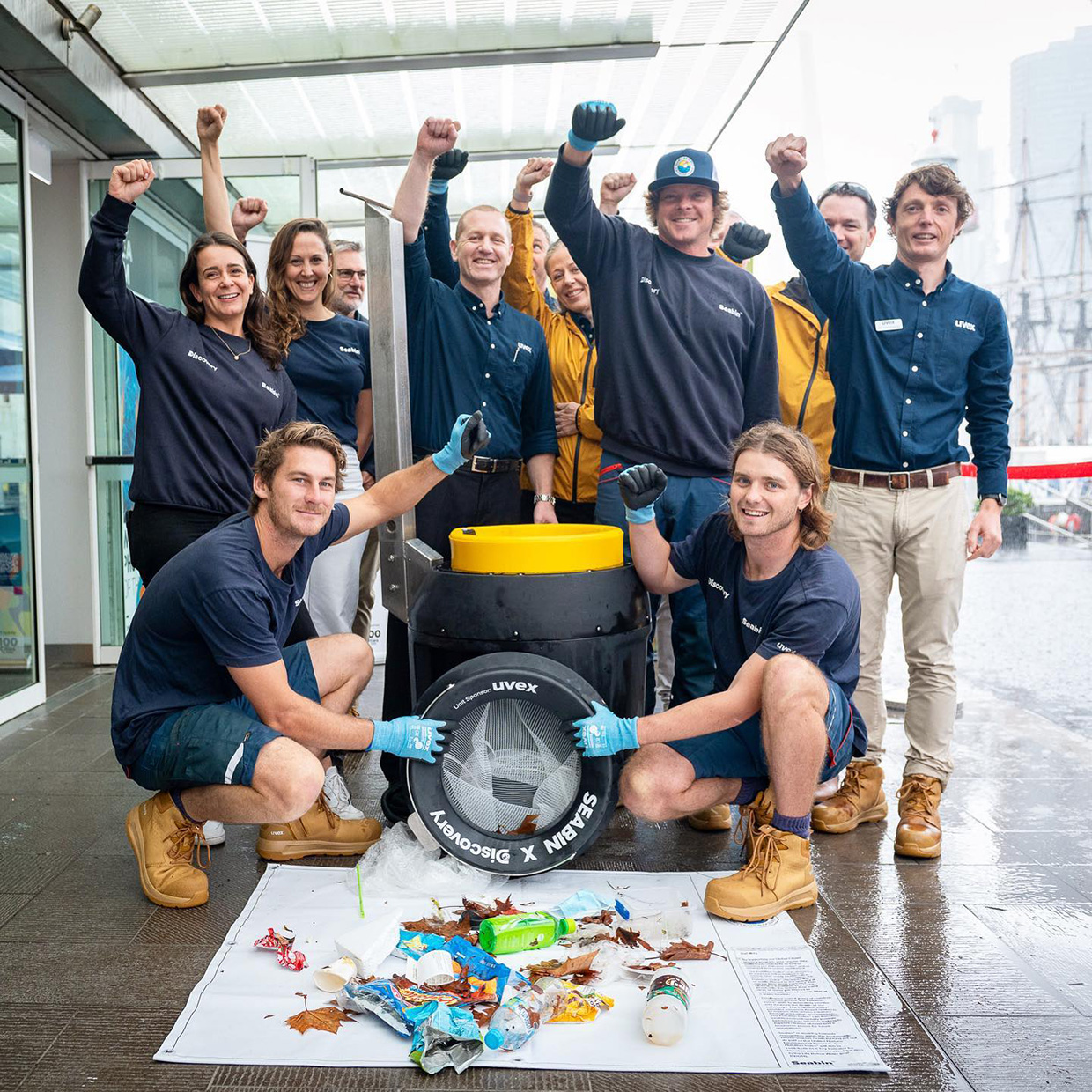 Equipo de limpieza con su artefacto para recoger residuos del mar