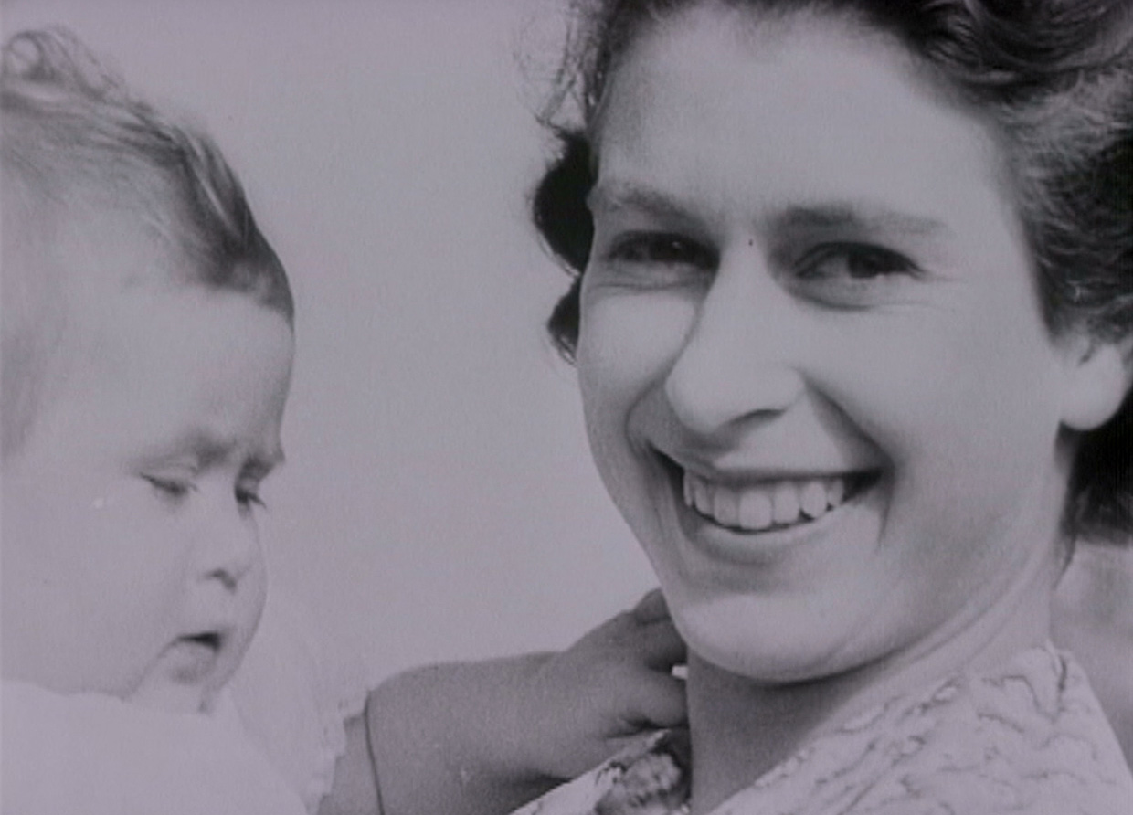 Carlos de Inglaterra y su madre Isabel II.