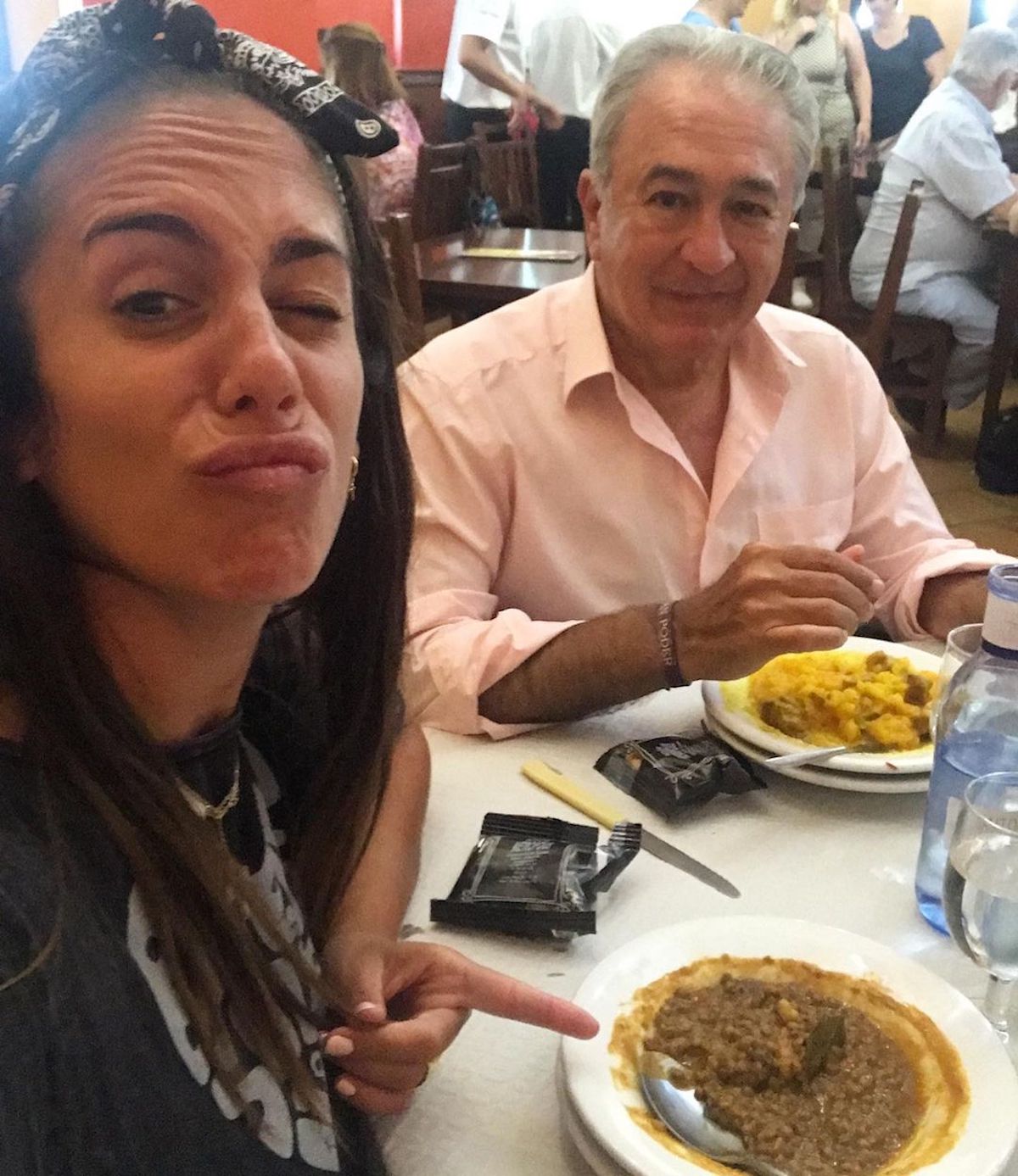 Anabel Pantoja en una imagen con su padre Bernardo en un restaurante