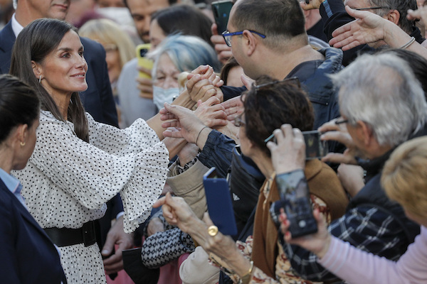 La reina Letizia saluda  las personas congregadas en la puerta de la Lonja de Valencia.