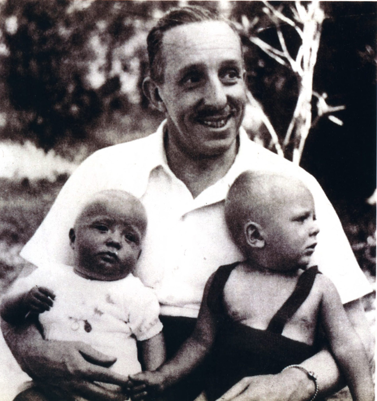 Alfonso XIII con su nieto Juan Carlos en brazos