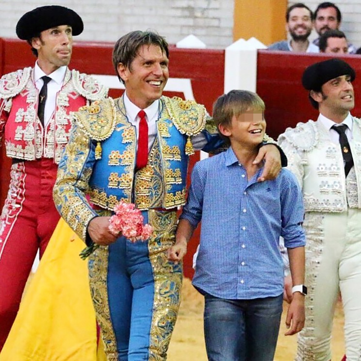 Manuel Díaz con su hijo en la plaza de toros