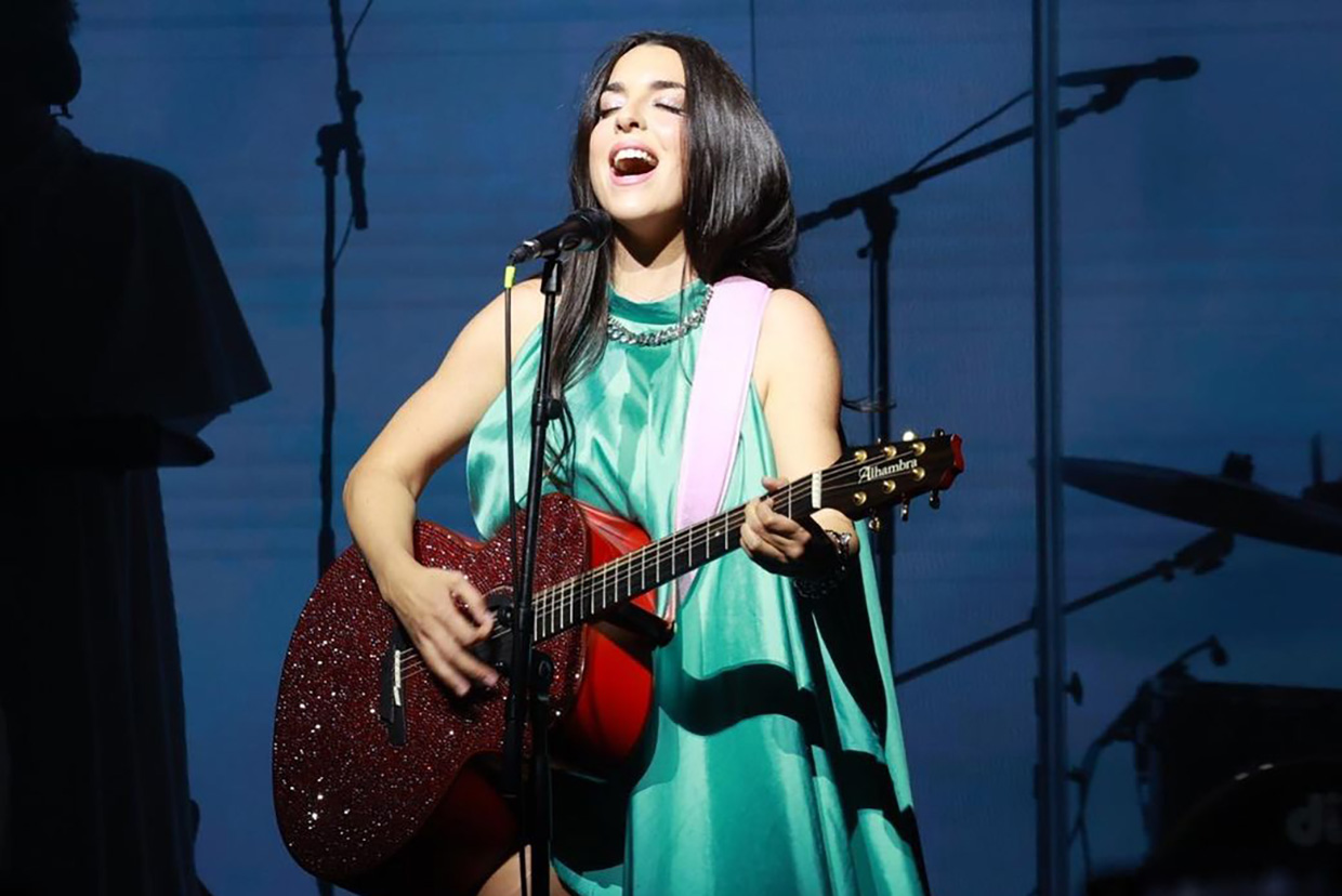 Ruth Lorenzo cantando en un concierto.