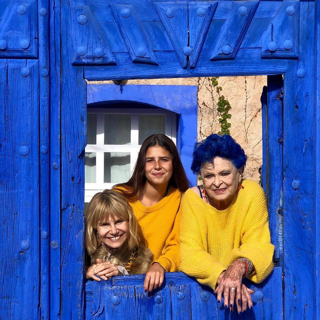 Lucía, junto a Eugenia Martínez de Irujo y su hija Tana, en su famosa "casa azul" de Brieva.